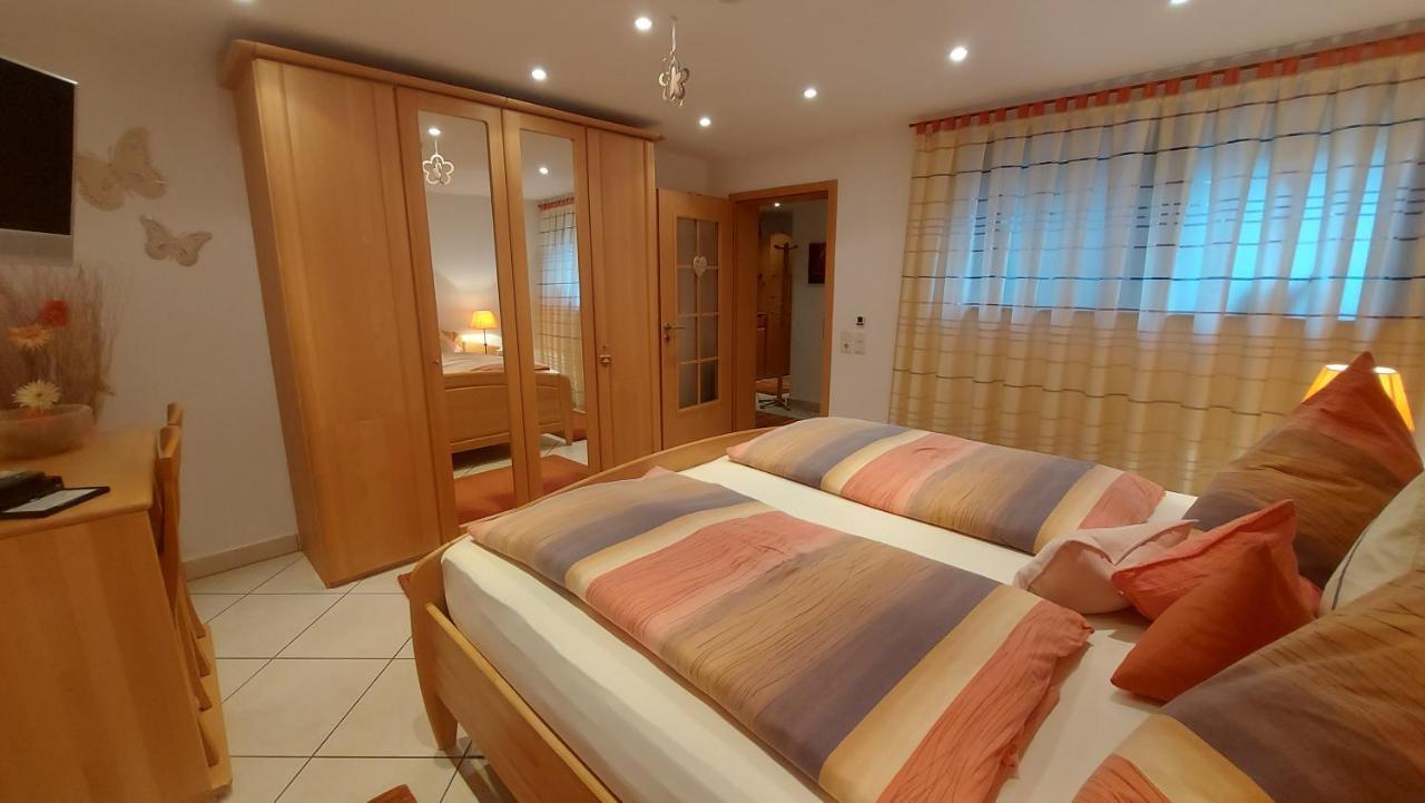 Ferienwohnung Zum Weinberg 그로스카를바흐 외부 사진